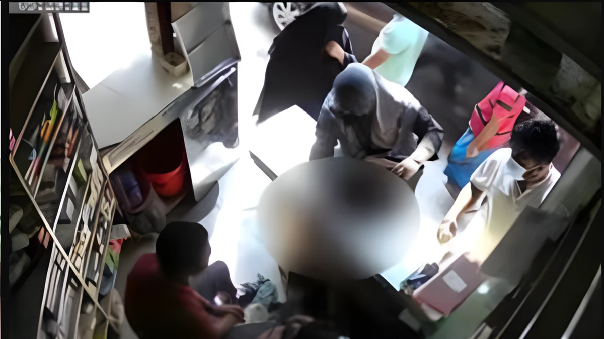 ফার্মেসিতে ঢুকে পিস্তল প্রদর্শন, যুবলীগ নেতার স্ত্রীর বিরুদ্ধে অভিযোগ