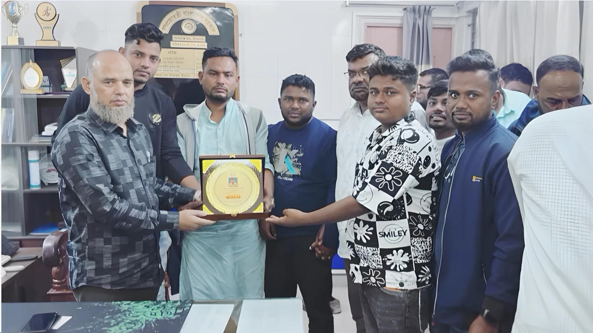 ভিসা প্রতারকদের হাতে ওসি’র বিদায় ক্রেস্ট, সমালোচনার ঝড়