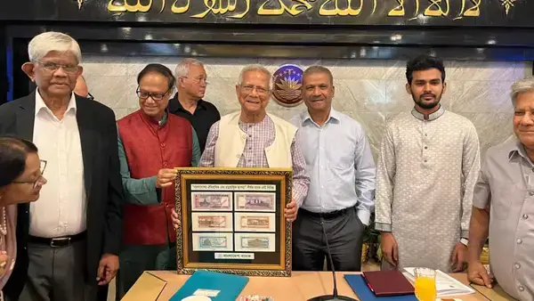 প্রধান উপদেষ্টার কাছে নতুন ডিজাইনের নোটের ছবি হস্তান্তর করলেন গভর্নর