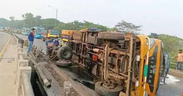 মেঘনা সেতুতে ট্রাক উল্টে তীব্র যানজট, দুর্ভোগে যাত্রীরা