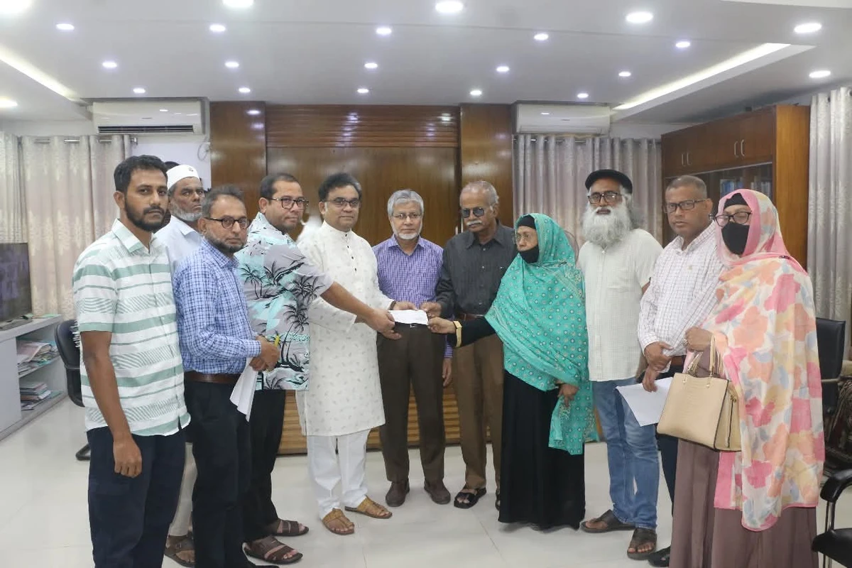 জাবির প্রয়াত অধ্যাপক জান্নাতুল ফেরদৌসের পরিবারকে মৃত্যু বিমার চেক প্রদান