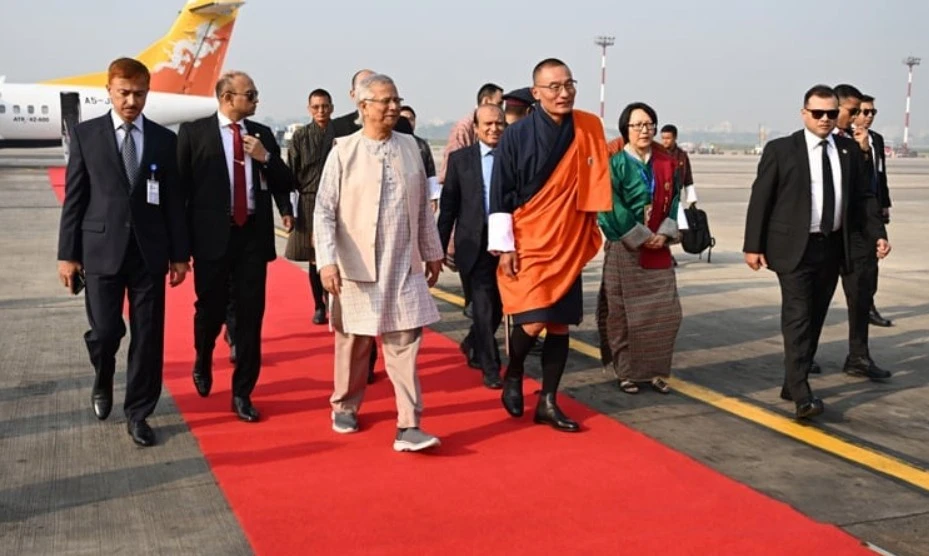 ঢাকায় এলেন ভুটানের প্রধানমন্ত্রী, বিমানবন্দরে লাল গালিচা সংবর্ধনা