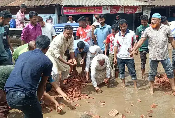 গৌরীপুরে বিএনপির স্বেচ্ছাশ্রমে বর্ষায় বিপর্যস্ত সড়ক সংস্কার