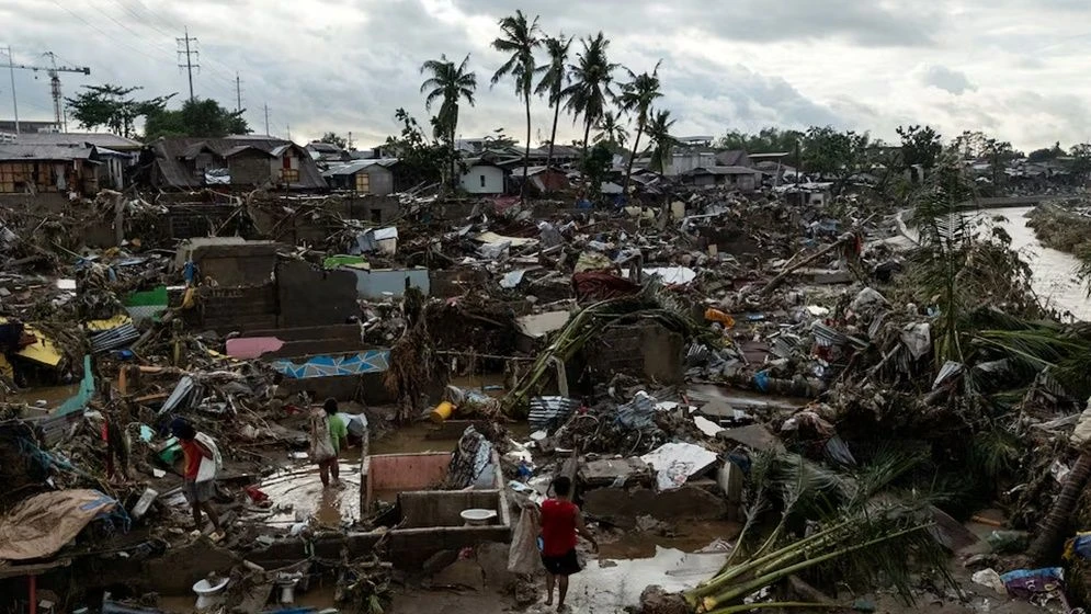 ঘূর্ণিঝড় কালমেগি-র তাণ্ডবে লণ্ডভণ্ড ফিলিপাইন