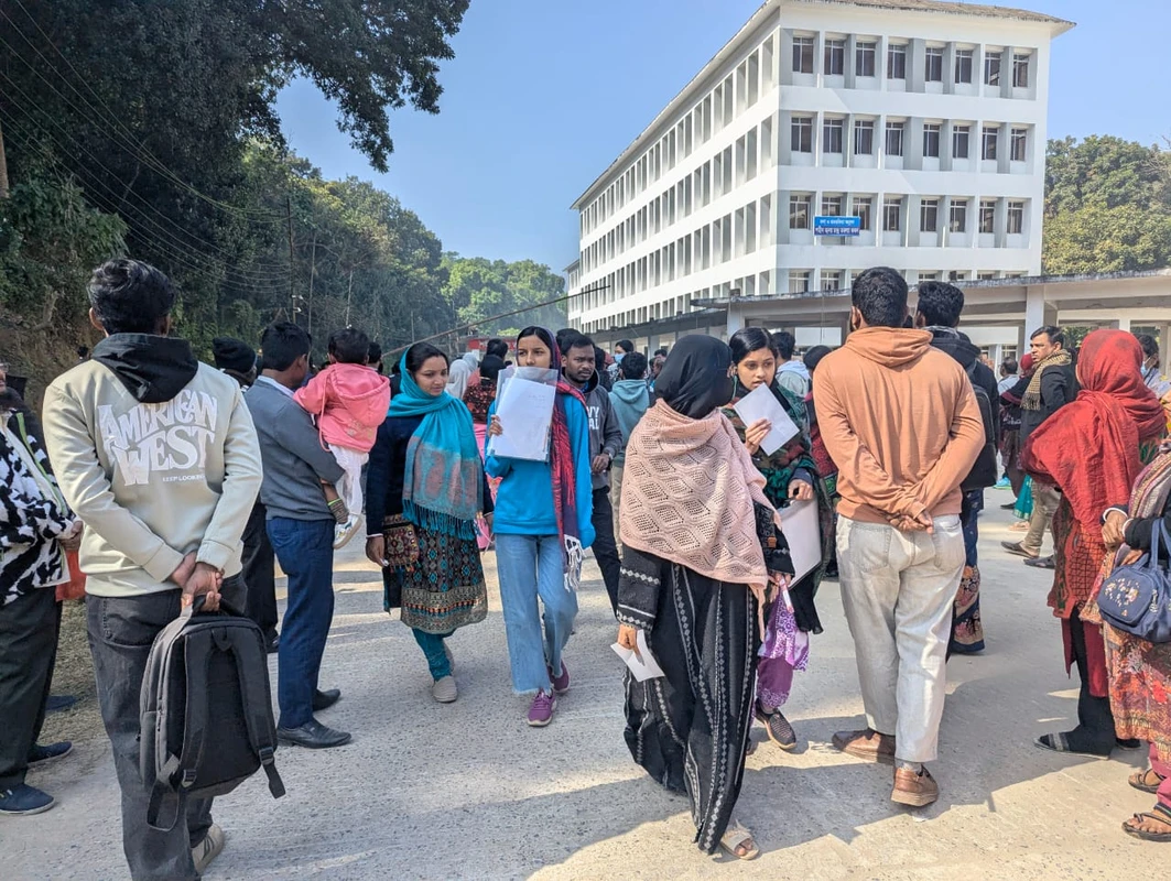 চবির বি–১ উপ–ইউনিটে পরীক্ষায় বসেছেন দুই-তৃতীয়াংশ শিক্ষার্থী, প্রতি আসনে লড়াই ৮ জনের