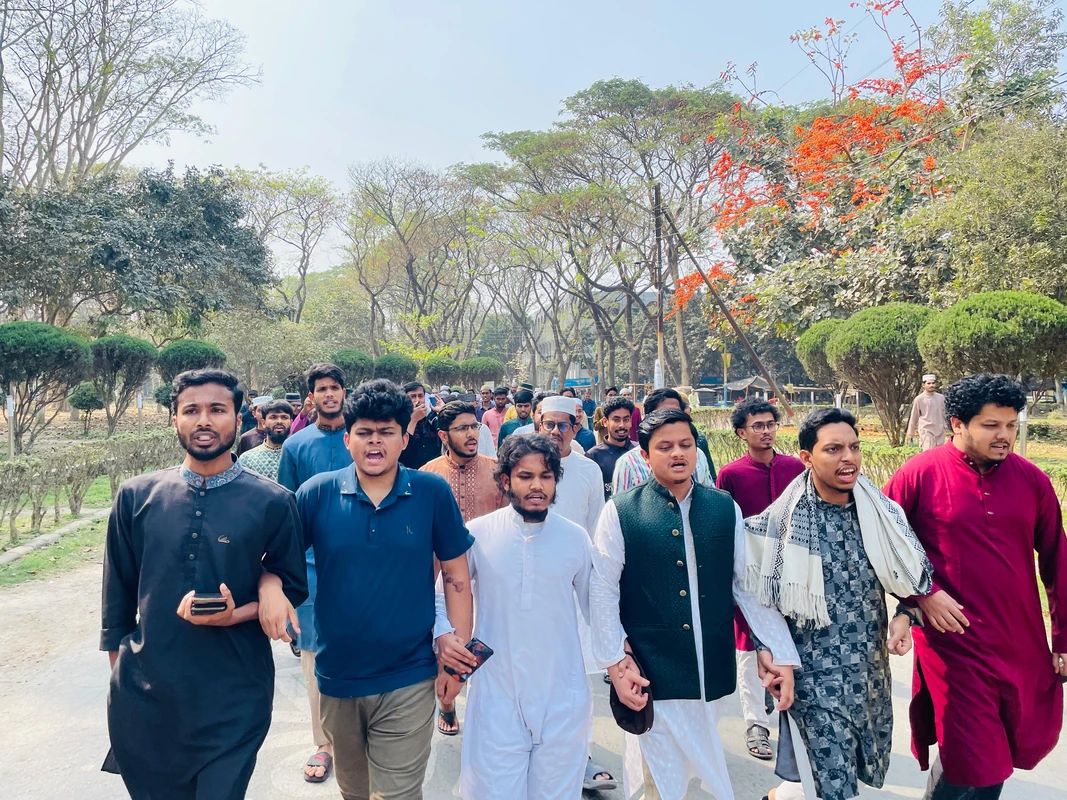 চলমান সহিংসতা ও ধর্ষণে জড়িতেদর বিচারের দাবিতে ইবিতে বিক্ষোভ