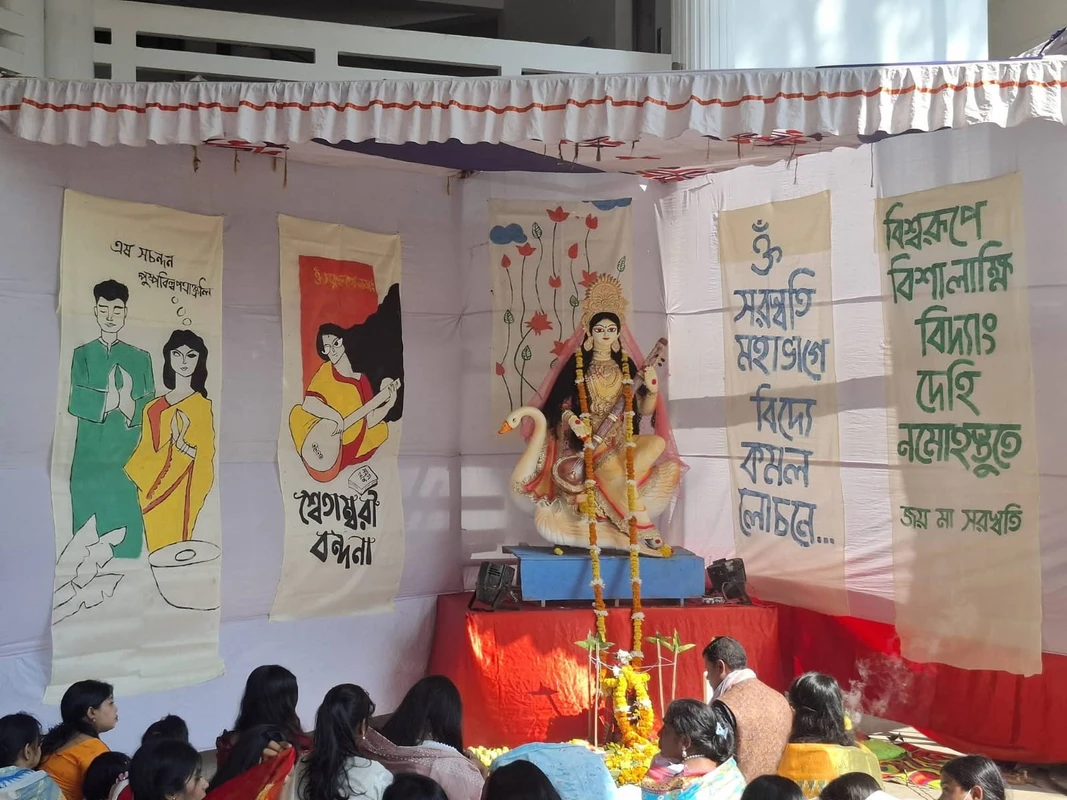 চট্টগ্রাম বিশ্ববিদ্যালয়ে ১৪টি মণ্ডপে সরস্বতী পূজা, সমাজবিজ্ঞান অনুষদের মণ্ডপ সবচেয়ে উৎসবমুখর