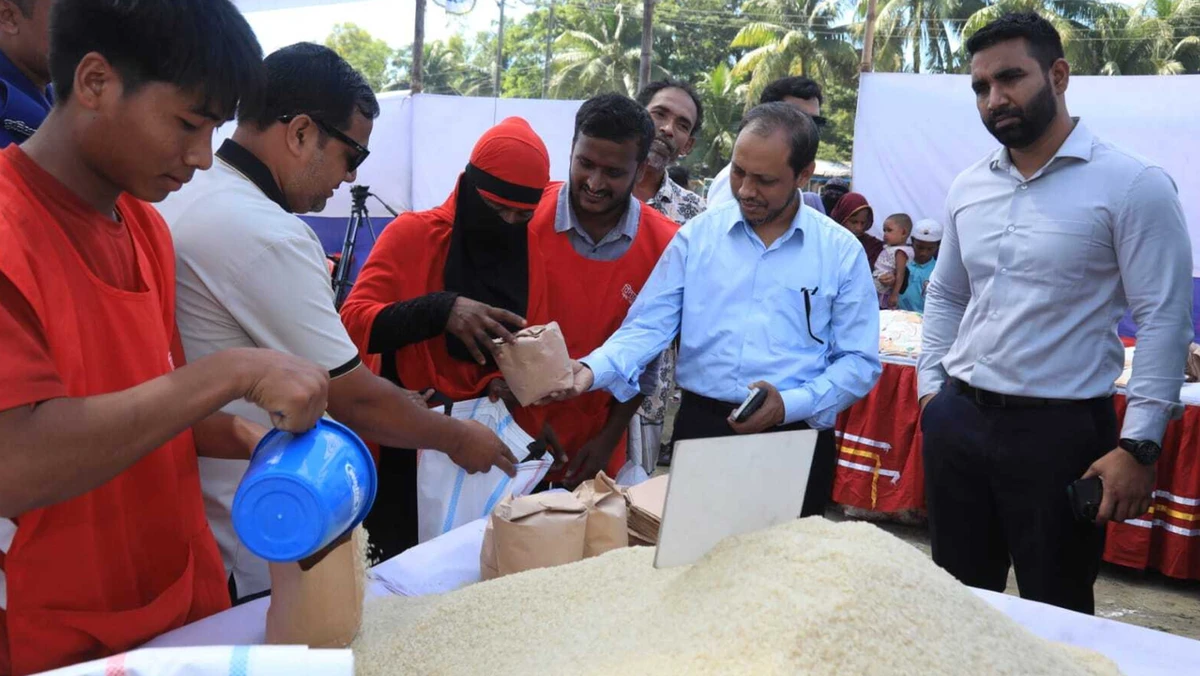 সৈকত পরিচ্ছন্নতায় প্লাস্টিকের বিনিময়ে চাল-ডাল দিচ্ছে কক্সবাজার প্রশাসন