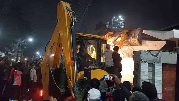 হাসনাত আব্দুল্লাহর বাসভবন বুলডোজার দিয়ে ধ্বংস করা হলো