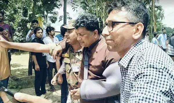 চবি শিক্ষার্থী ও স্থানীয়দের মধ্যে সংঘর্ষে চবি প্রক্টর-শিক্ষার্থী আহত