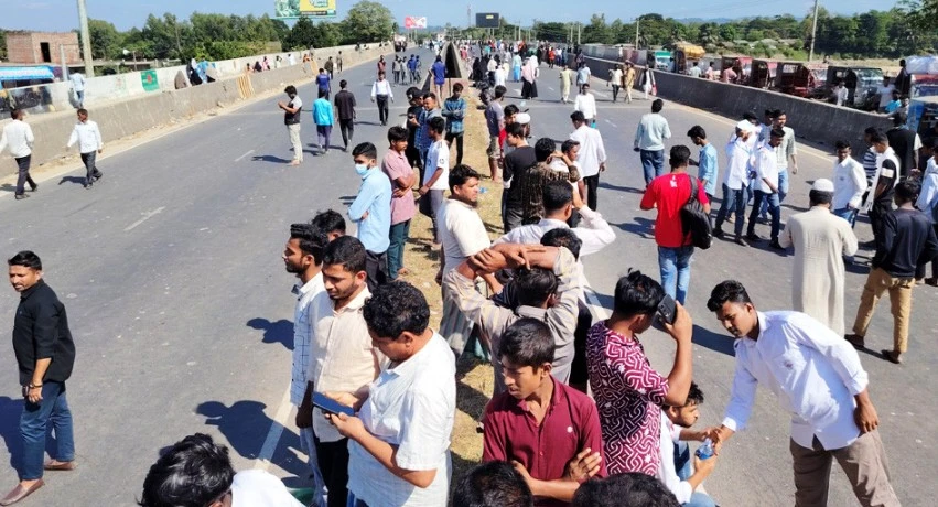 যে কারণে অবরোধ চলছে চট্টগ্রাম–কক্সবাজার মহাসড়কে