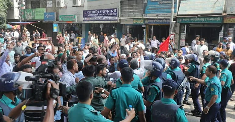 চট্টগ্রাম বন্দর ইজারা বাতিল দাবিতে শ্রমিক-কর্মচারী ঐক্য পরিষদের বিক্ষোভ