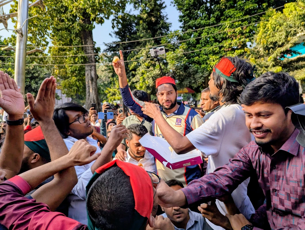 হাসিনার মৃত্যুদণ্ডের রায়কে স্বাগত জানিয়ে ঢাবিতে আনন্দ মিছিল
