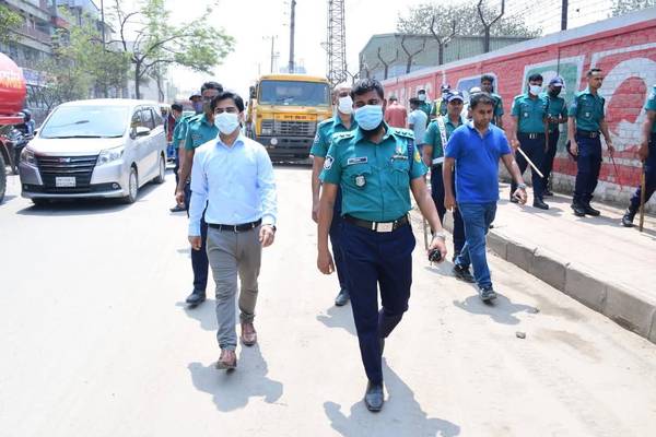 ডিএমপির ট্রাফিক-মতিঝিলে অবৈধ পার্কিংয়ের বিরুদ্ধে বিশেষ অভিযান