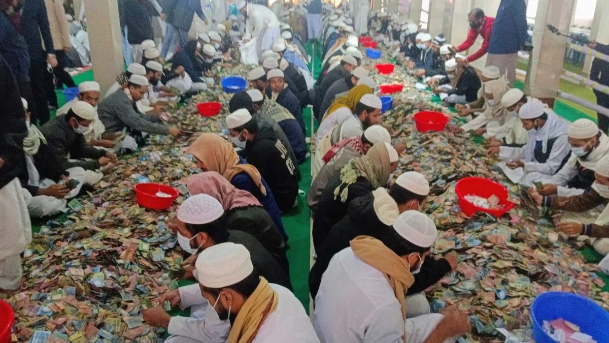 ঐতিহাসিক পাগলা মসজিদে চলছে ৩৫ বস্তা টাকা গণনা, ৩ ঘণ্টায় মিললো ৮ কোটি