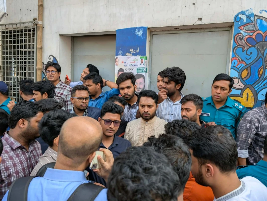 ট্রাফিক পুলিশ বক্সে জবি শিক্ষার্থীদের মারধর, আহত ৭