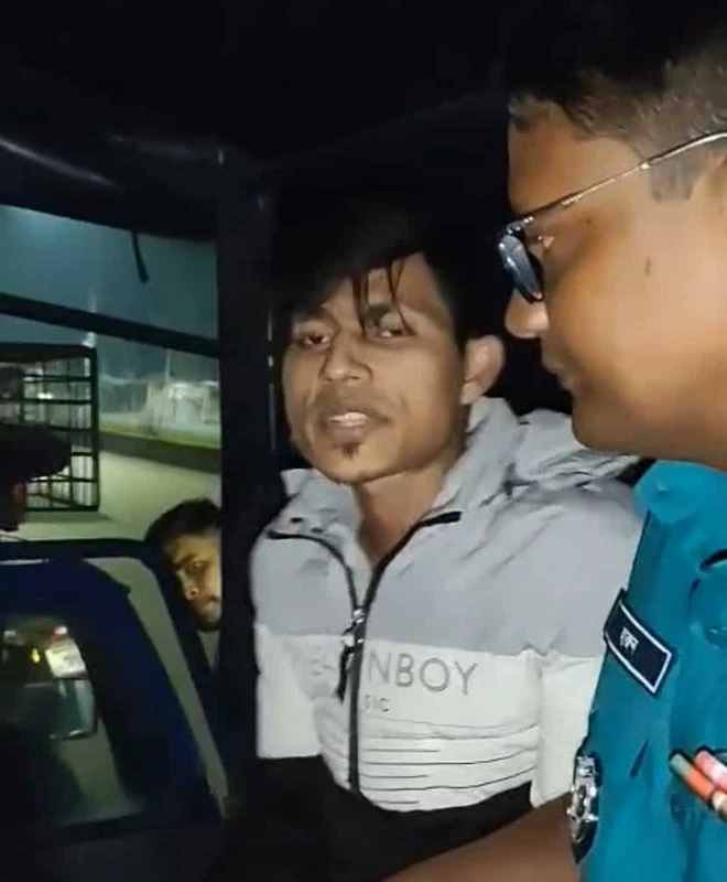 ক্যাম্পাসের প্রধান ফটক থেকে রাবি ছাত্রলীগের সাবেক নেতা আটক