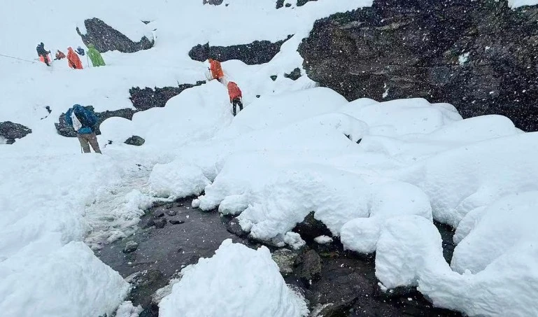 এভারেস্টে বৃষ্টি-তুষারপাতে আটকা পড়েছেন শতাধিক পর্যটক