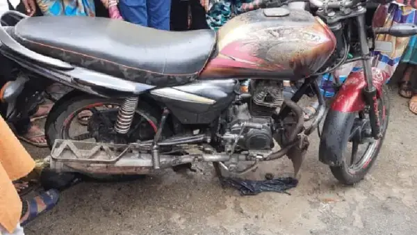 মামলার প্রতিবাদে নিজের মোটরসাইকেলে আগুন চালকের