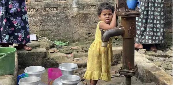 ফেনীতে ৭০ ভাগ নলকূপে পানি নেই, মানুষ জীবন বাঁচাতে খালের পানি খাচ্ছে!