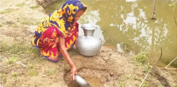 ফেনীতে ৭০ ভাগ নলকূপে পানি নেই, মানুষ জীবন বাঁচাতে খালের পানি খাচ্ছে!