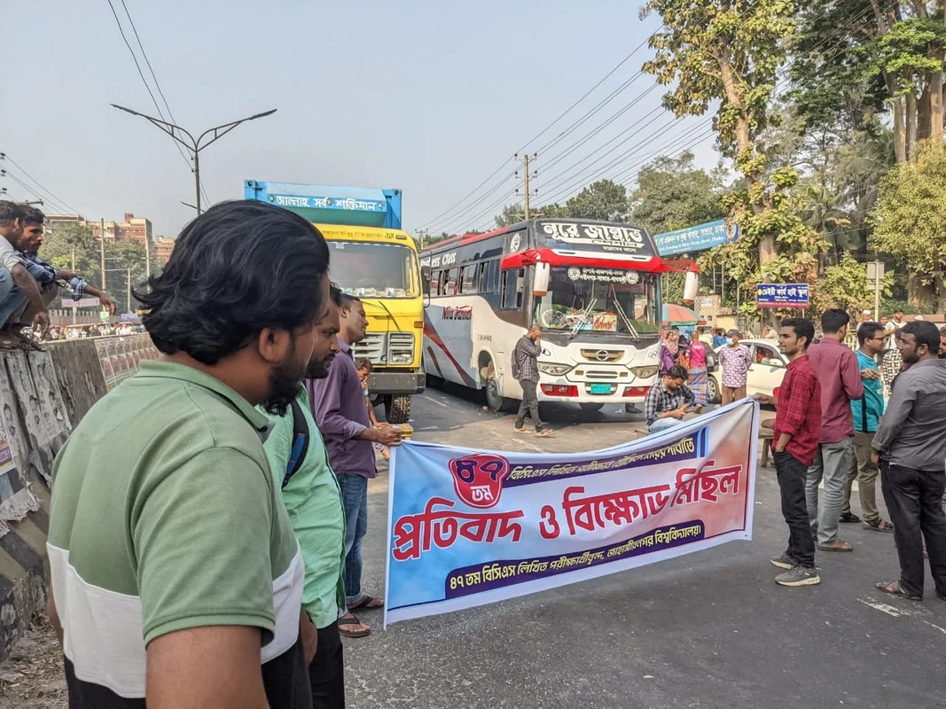 সাভারে ঢাকা আরিচা মহাসড়ক অবরোধ করেছে শিক্ষার্থীরা