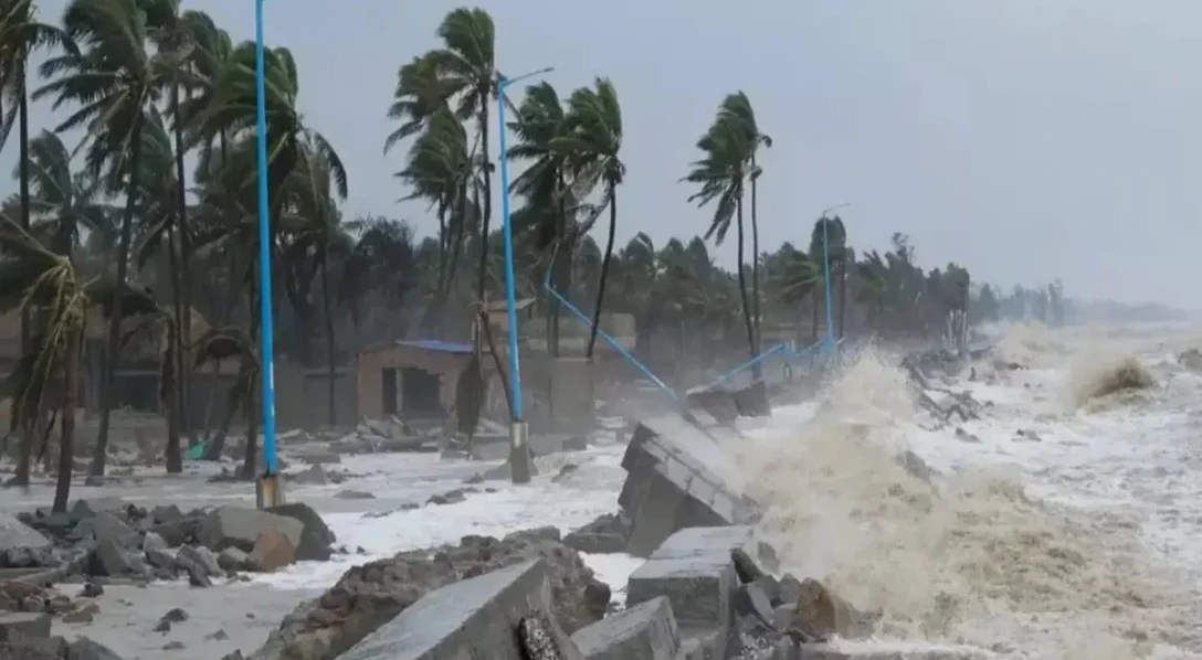 ঘূর্ণিঝড় ‘মোন্থা’য় ভারতে ত্রাণ শিবিরে ৫০ হাজার মানুষ