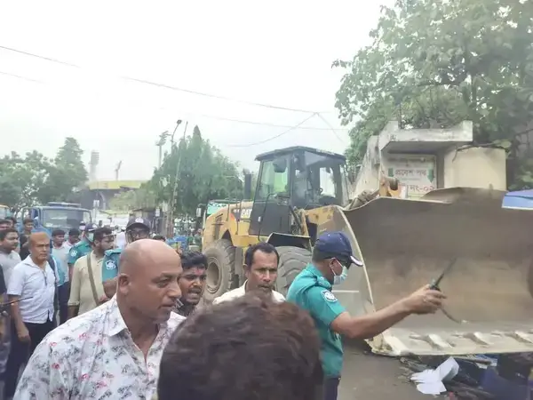 গুলিস্তানে অবৈধ দোকান ও কাগজপত্রবিহীন গাড়ি উচ্ছেদে ট্রাফিক পুলিশের অভিযান