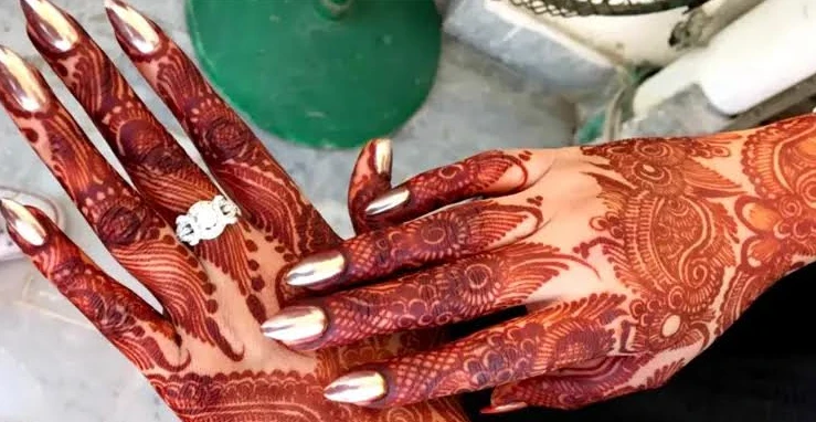 হাতের মেহেদি রক্তলাল ও স্থায়ী করতে চাইলে কাজে লাগান এই  জাদুকরী ট্রিকস!