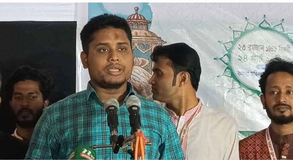 সেনাবাহিনীর প্রতি যে আহ্বান জানালেন হাসনাত
