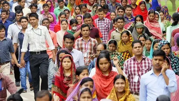 পুরুষের দায়িত্বহীনতা বনাম নারীর উগ্র আত্মপ্রকাশ: সমাজে ভারসাম্য হারাচ্ছে সম্পর্কের কাঠামো