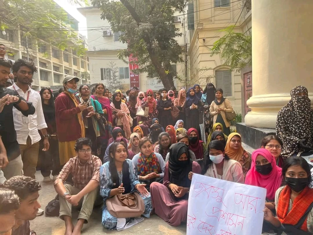 জবি প্রশাসনিক ভবন অবরুদ্ধ: কার্যক্রম স্থগিতের ঘোষণা প্রক্টরিয়াল বডির