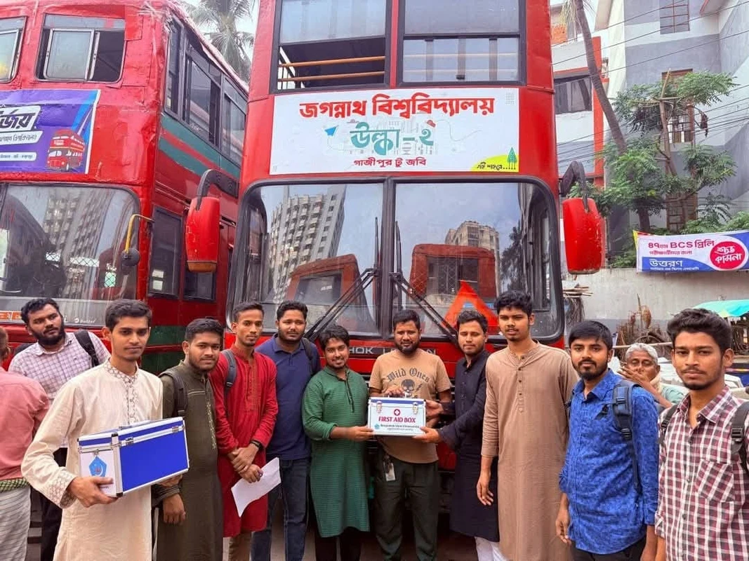 জবি শিক্ষার্থীদের বাসে ফার্স্ট এইড বক্স বিতরণ করলো শিবির