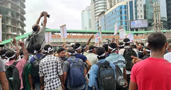 পাঁচ দফা দাবিতে কারওয়ান বাজারে মালয়েশিয়া গমনেচ্ছুদের আন্দোলন