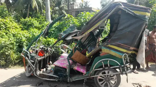 খুলনায় ট্রাকের ধাক্কায় ইজিবাইকের ৩ যাত্রী নিহত