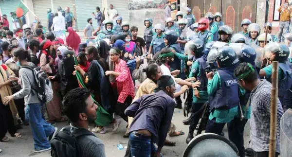 খুলনায় উচ্ছেদ অভিযানে সংঘর্ষ, পুলিশ-সাংবাদিকসহ আহত ৫০