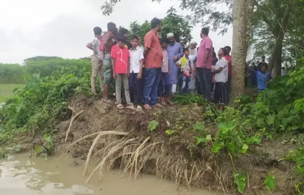 আড়িয়াল খাঁ নদী ভাঙনে নিঃস্ব দুই শতাধিক পরিবার