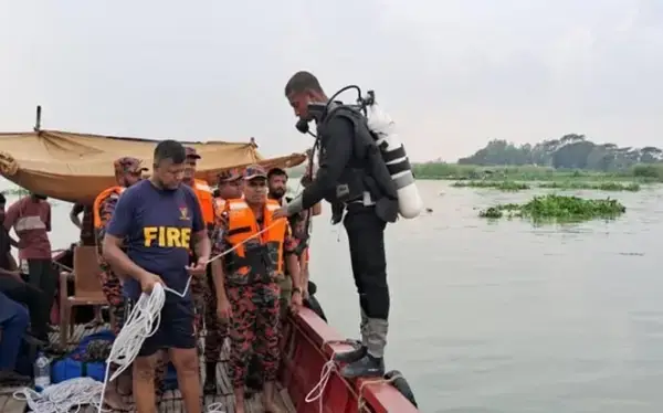 মেঘনা নদীতে বাল্কহেডের ধাক্কায় ট্রলারডুবিতে জেলে নিখোঁজ