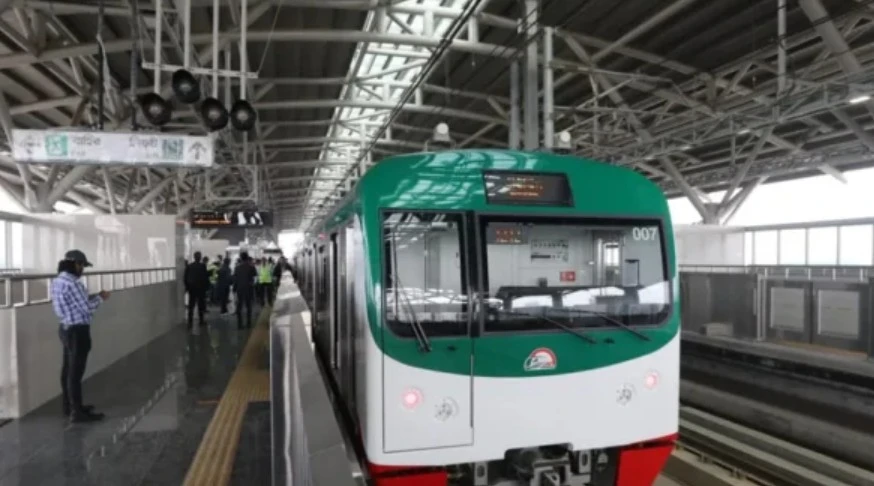 মেট্রোরেলের ছাদে দুই ব্যক্তি; মেট্রোরেল চলাচল সাময়িক বন্ধ