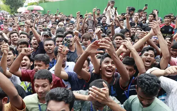 উত্তরায় উপদেষ্টাদের আটকে শিক্ষার্থীদের বিক্ষোভ অব্যাহত