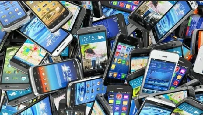 এবার ব্যবহৃত মোবাইল কেনা-বেচায় নতুন নিয়ম, সতর্ক করল বিটিআরসি
