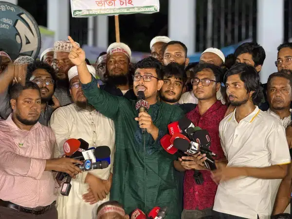 এমপিওভুক্ত শিক্ষকদের আন্দোলনে সমর্থন জানালেন ডাকসু ভিপি