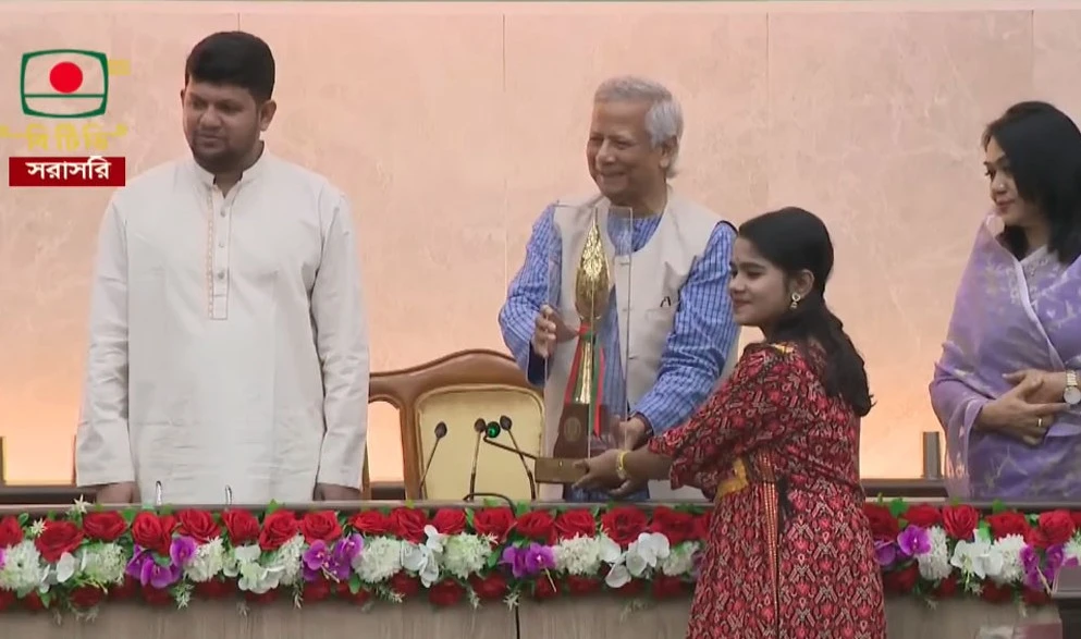 ‘নতুন কুঁড়ি-২০২৫’ বিজয়ীদের হাতে পুরস্কার তুলে দিয়েছেন প্রধান উপদেষ্টা