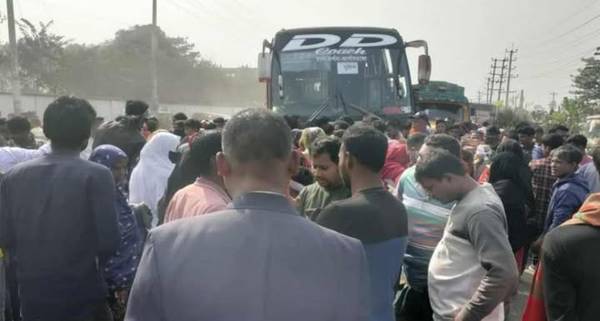 মানিকগঞ্জে সড়কের দাবিতে ঢাকা-আরিচা মহাসড়ক অবরোধ