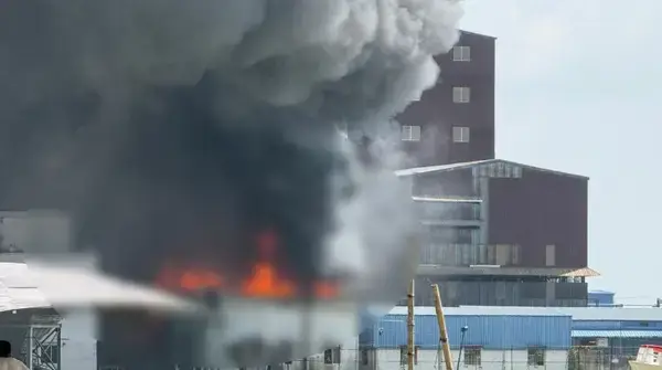 রূপগঞ্জে তেল কারখানায় ভয়াবহ আগুন, ফায়ার সার্ভিসের পাঁচ ইউনিট তৎপর