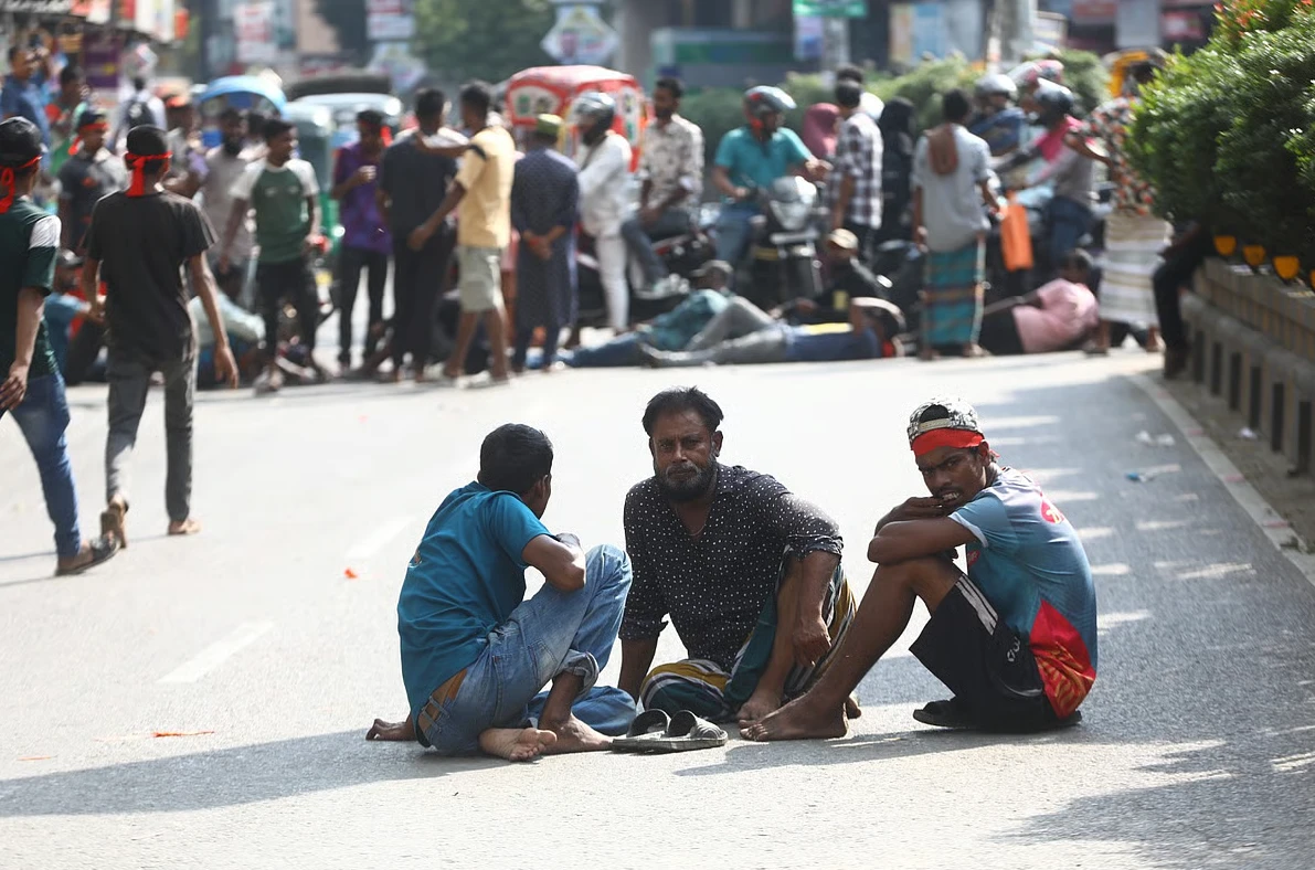 নিষেধাজ্ঞা প্রত্যাহারের দাবিতে সিলেটে ব্যাটারিচালিত অটোরিকশা চালকদের সড়ক অবরোধ
