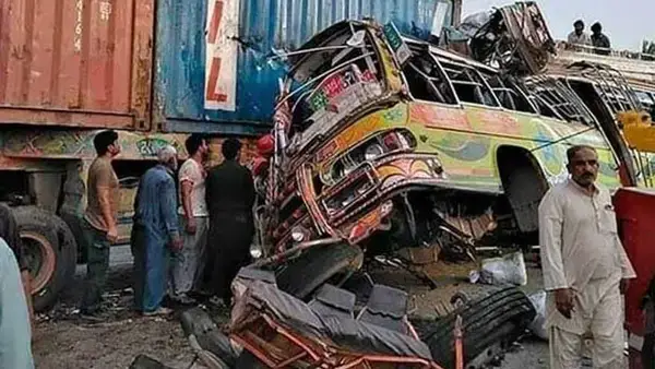 পাকিস্তানে বাস-ট্রাক সংঘর্ষঃ নিহত ৬