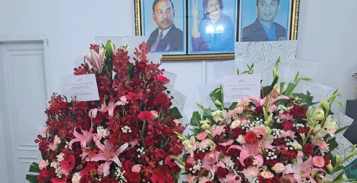 খালেদা জিয়ার সুস্থতা কামনায় ফুল পাঠালেন পাকিস্তানের প্রধানমন্ত্রী