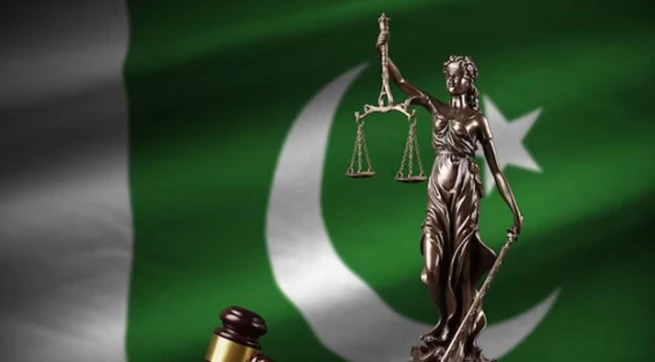 পাকিস্তানের সংবিধান সংশোধনী ইস্যুতে হাইকোর্টের বিচারপতির পদত্যাগ