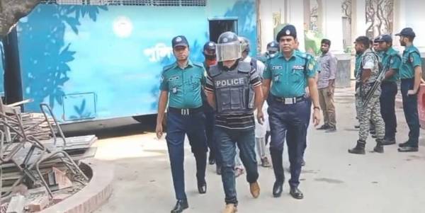 ৬ লাশ পোড়ানো মামলায় পুলিশের মালেক-মুকুলকে ট্রাইব্যুনালে হাজির